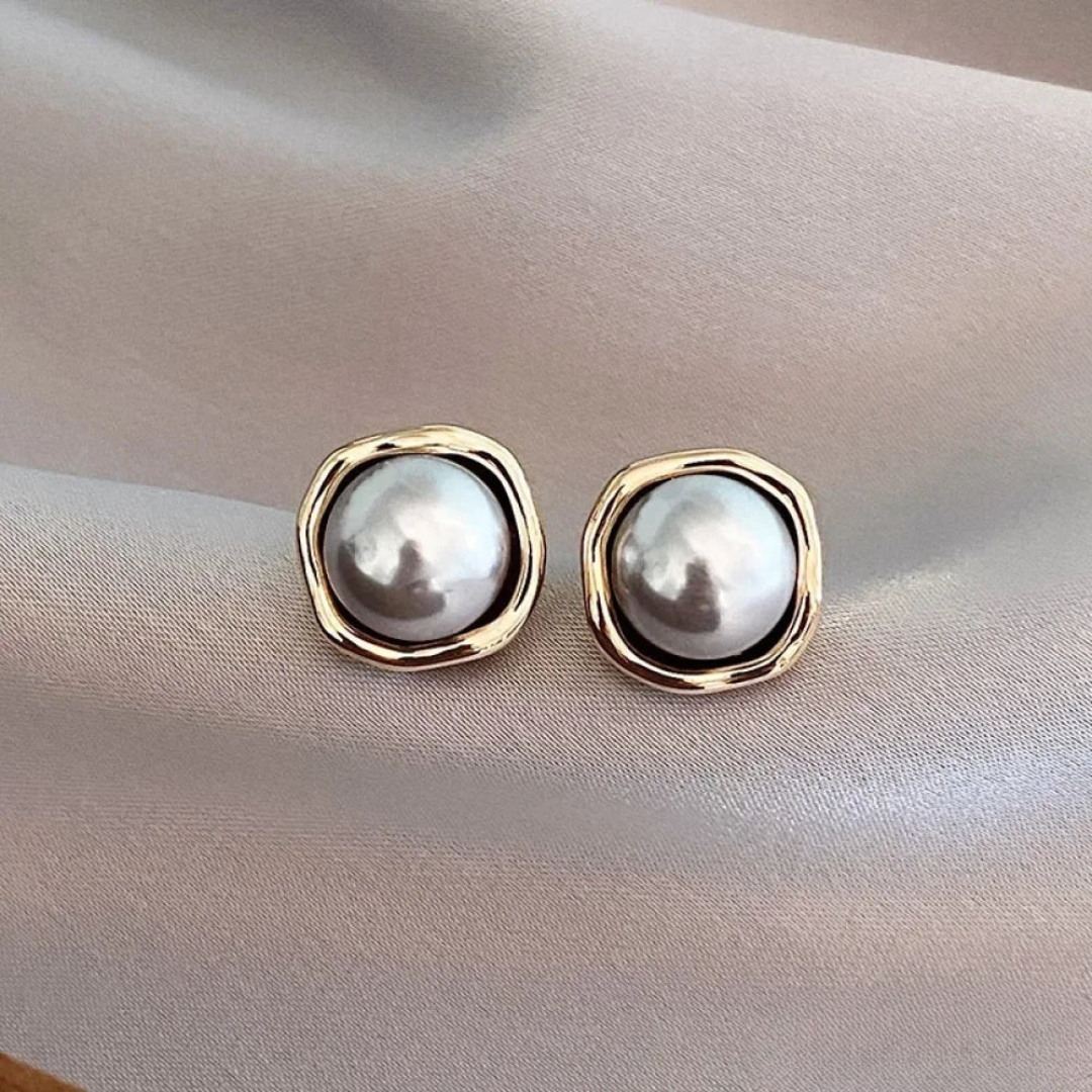Luxurious Black Pearl Stud Earrings - Luxicro