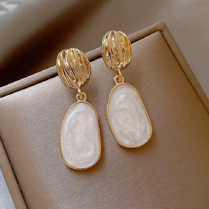 Elegant Golden Dangling Earrings