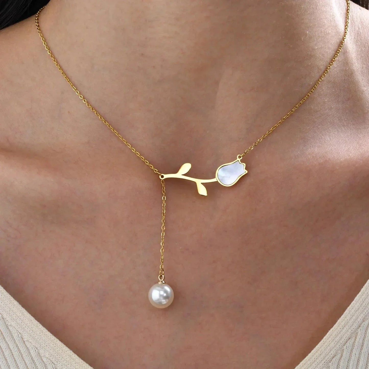 Dainty Floral Pearl Pendant Necklace - Luxicro