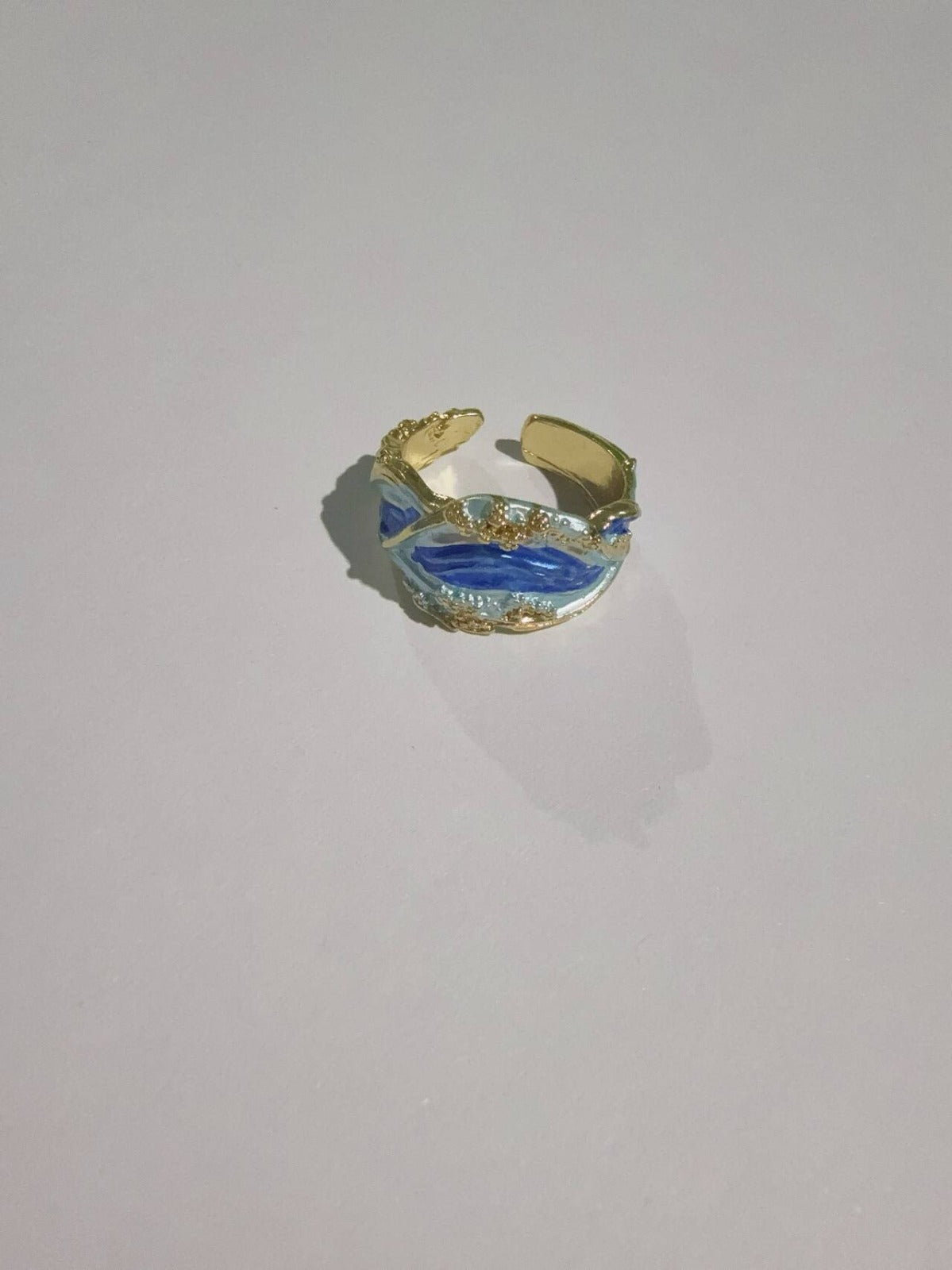 Classic Luxury Gold Ring with Detailed Design - Luxicro