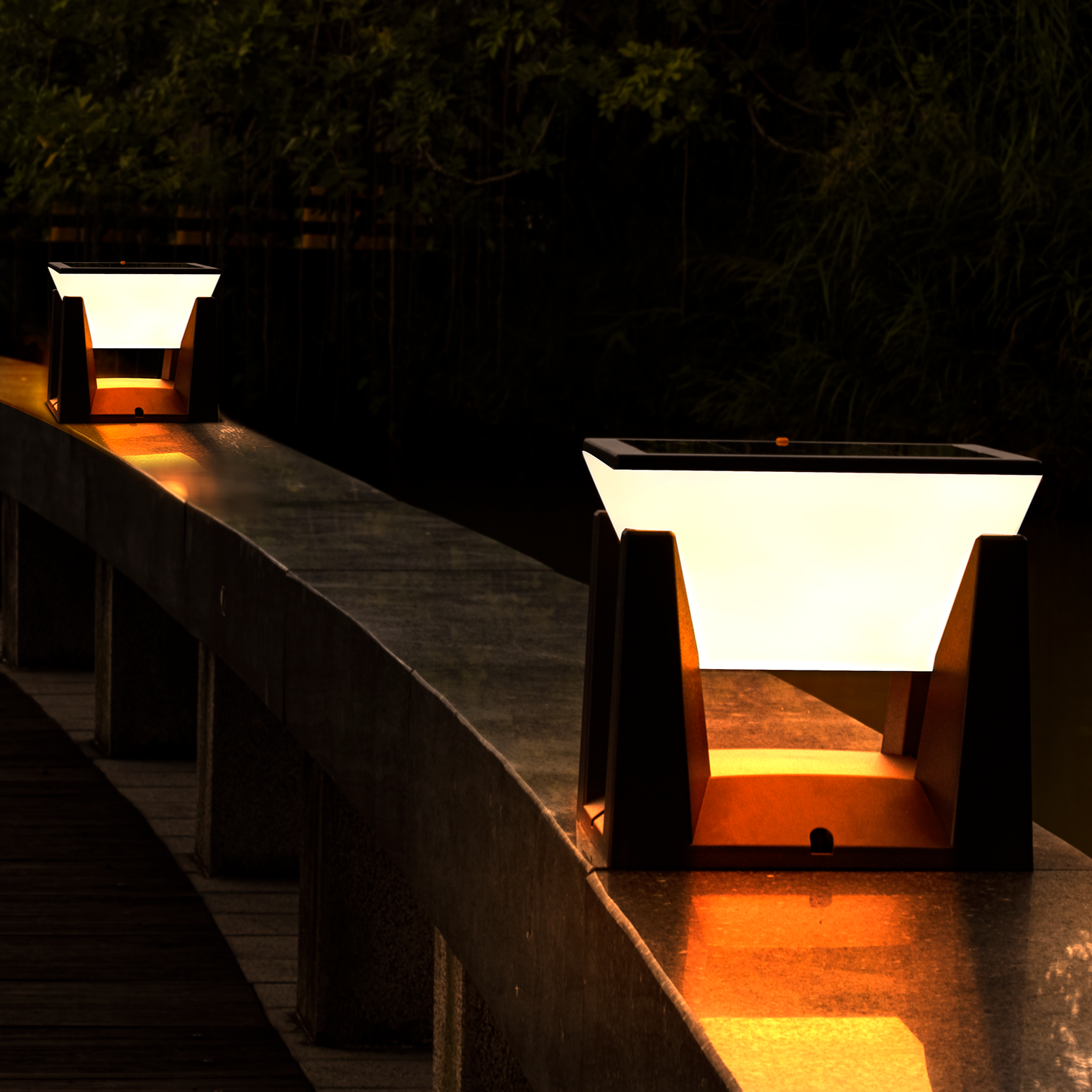 Solar Powered Outdoor Garden Light - Luxicro
