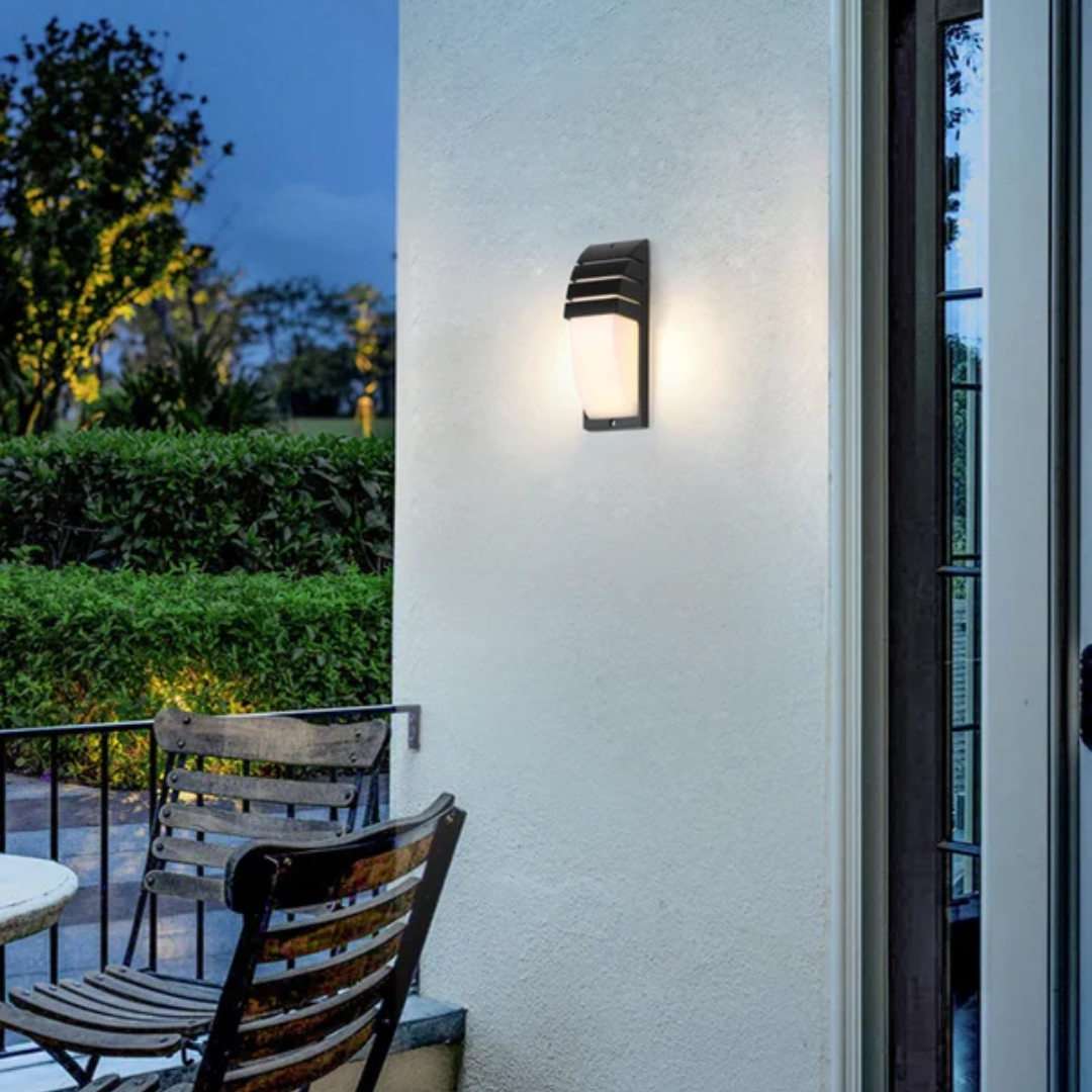 Automatic Dusk to Dawn Outdoor Wall Lamp