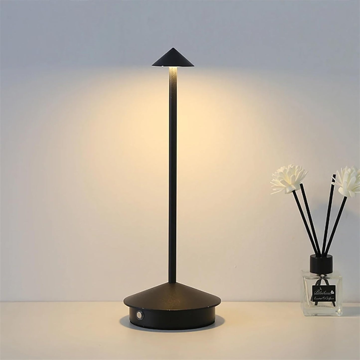 Modern Arrow Shaped LED Desk Lamp - Luxicro