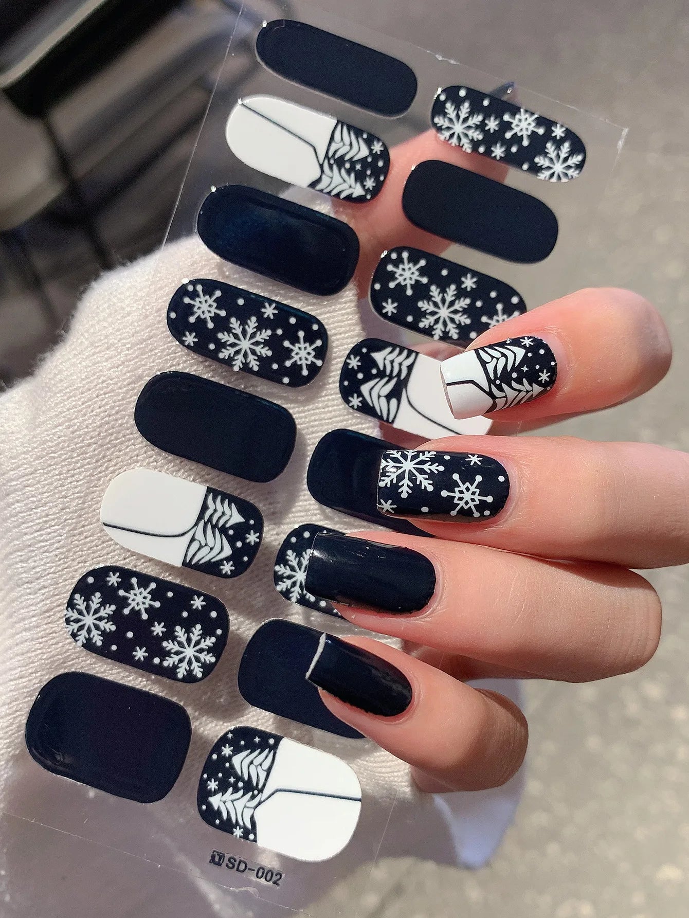 Simple DIY Holiday Nail Art Set