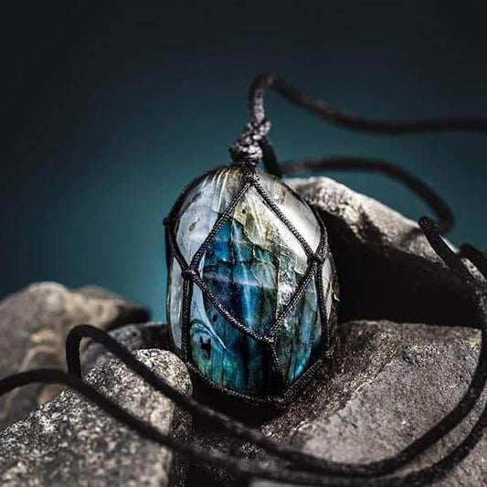 Bold Labradorite Pendant Necklace for Women's Empowerment - Luxicro