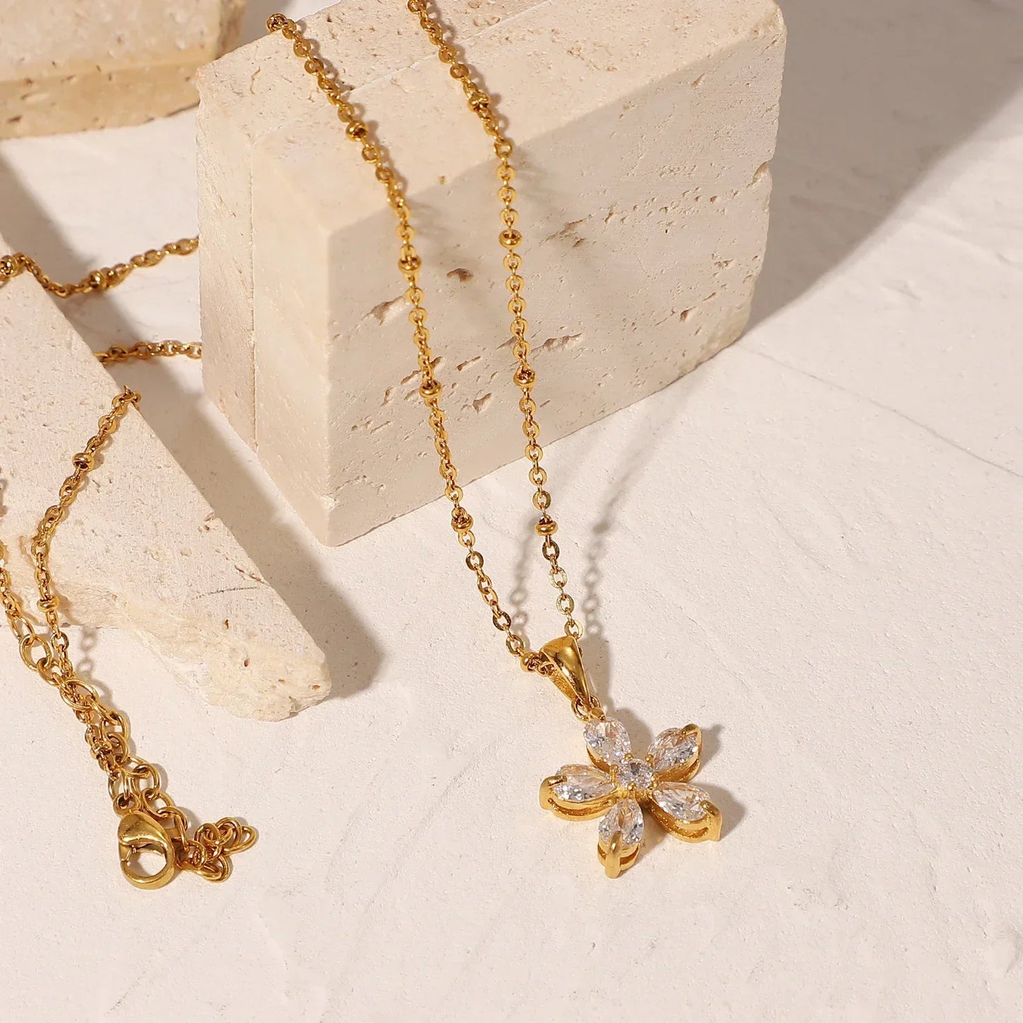 Elegant 18k Gold Flower Diamond Pendant Necklace