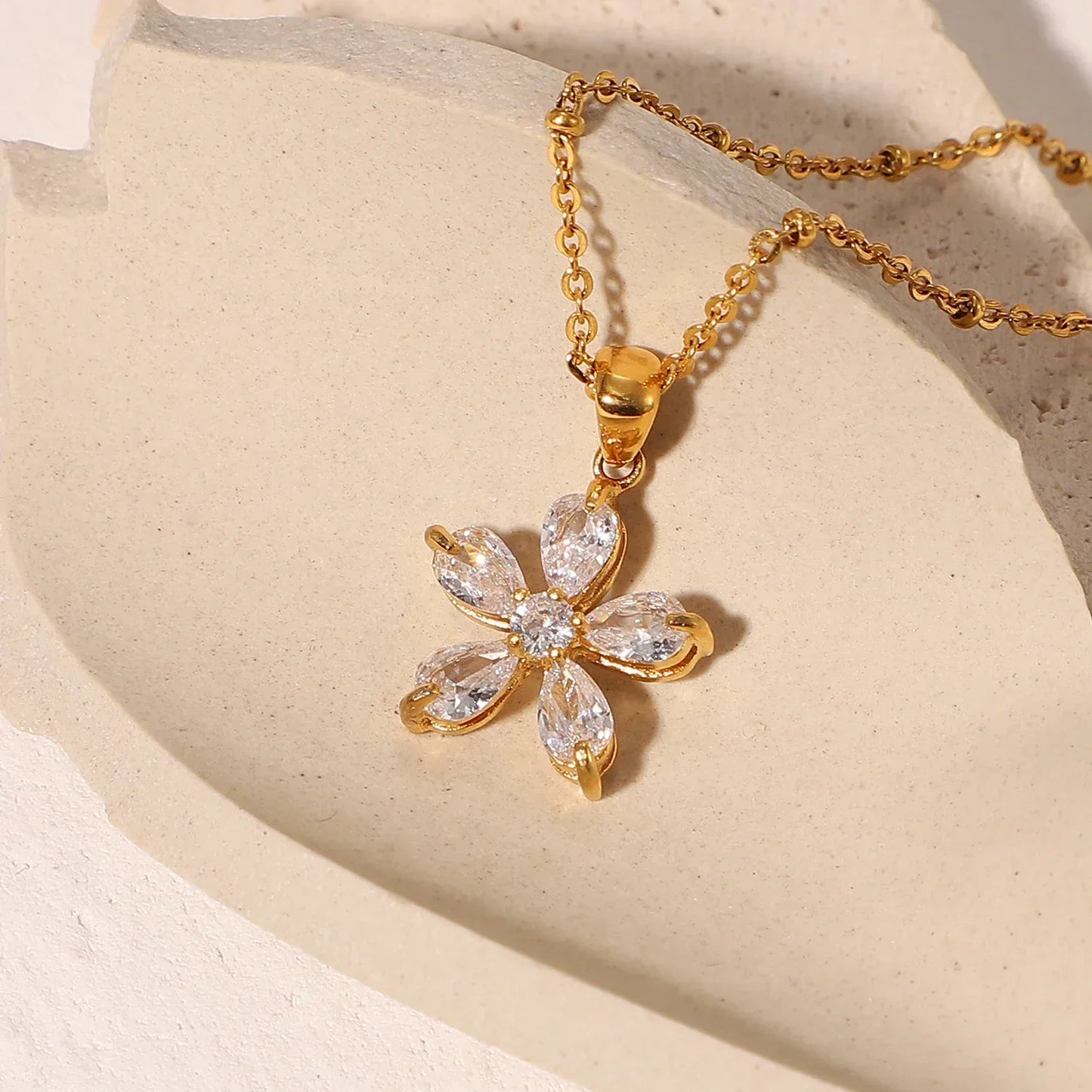 Elegant 18k Gold Flower Diamond Pendant Necklace