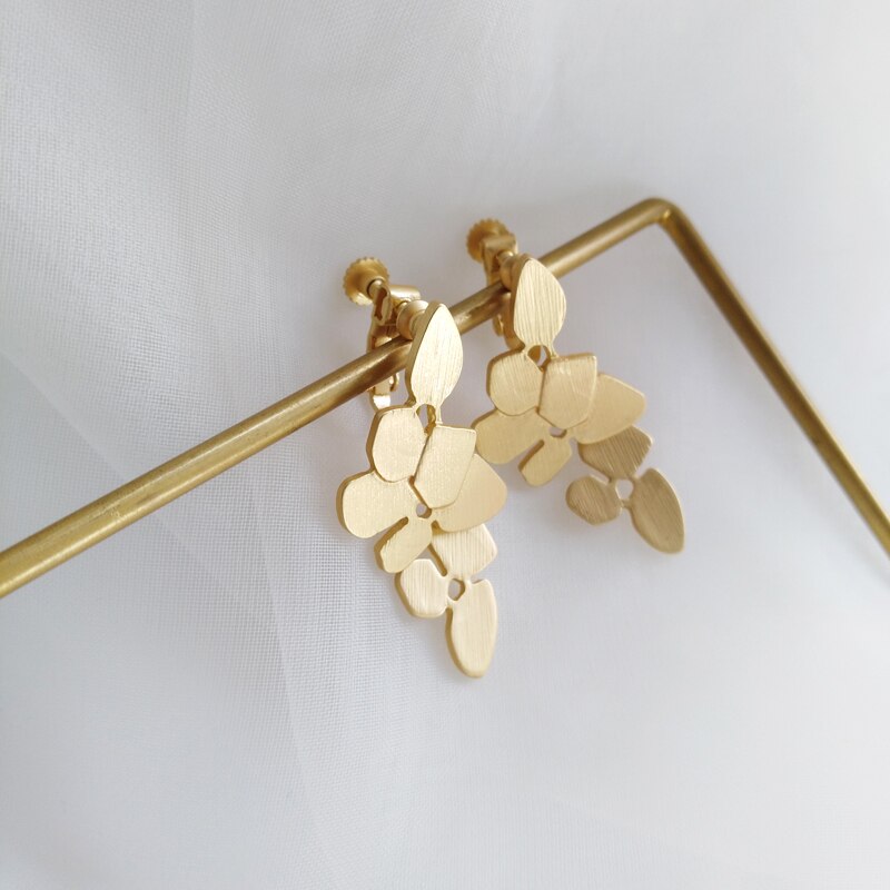 Rustic Outdoor Leaf Dangle Earrings - Luxicro