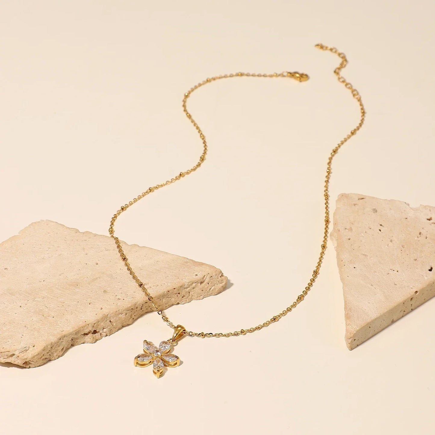 Elegant 18k Gold Flower Diamond Pendant Necklace
