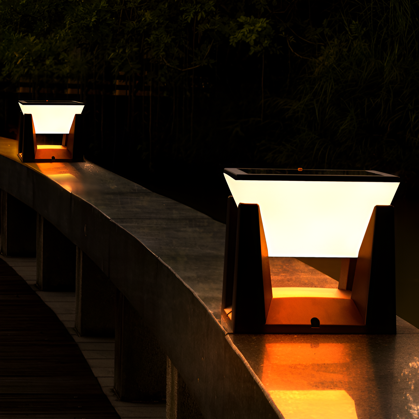 Weatherproof Dark Green Solar Yard Light - Luxicro