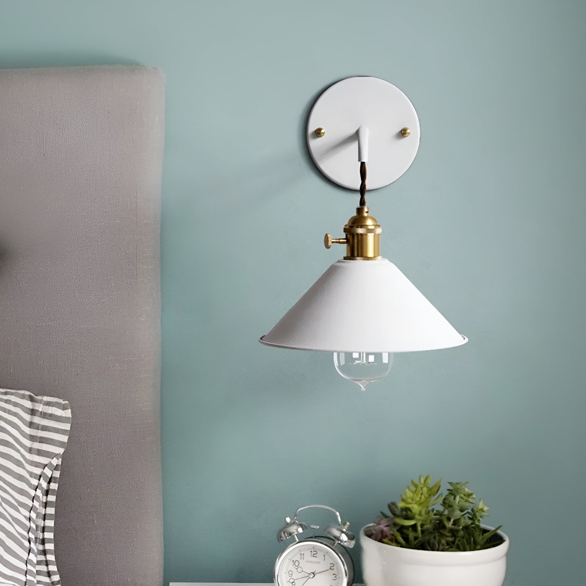 Classic Metal Cone Table Lamp - Luxicro