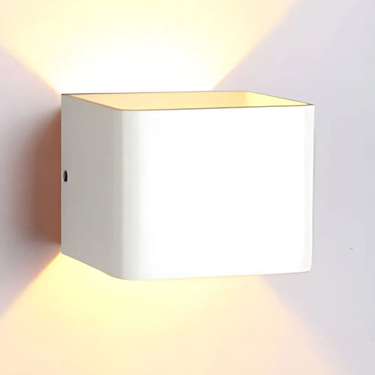 Contemporary Metal LED Wall Light Fixture - Luxicro