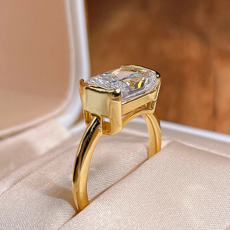 Luxurious Green Gemstone Silver Ring for Ladies - Luxicro