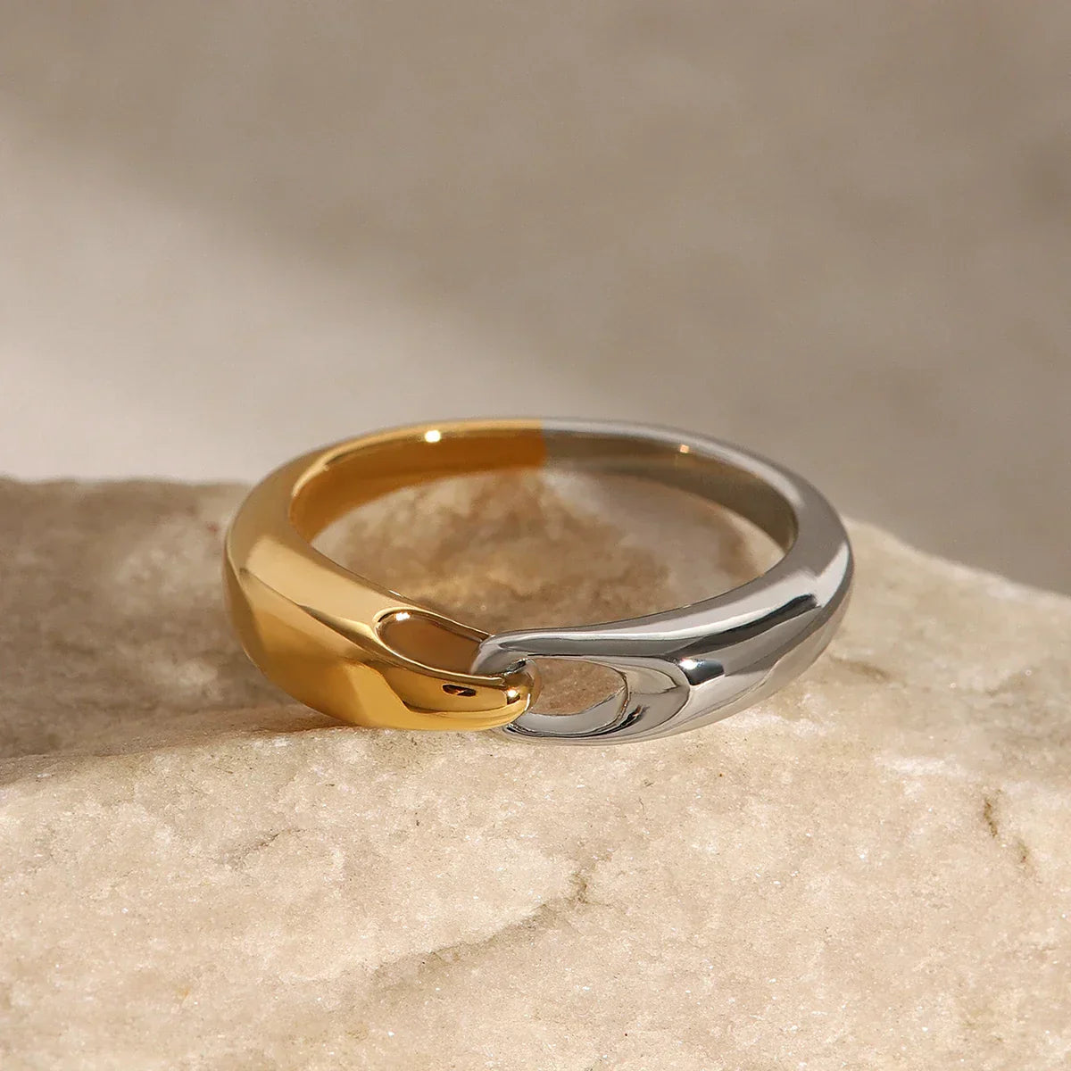 Elegant Classic Chain Buckle Ring