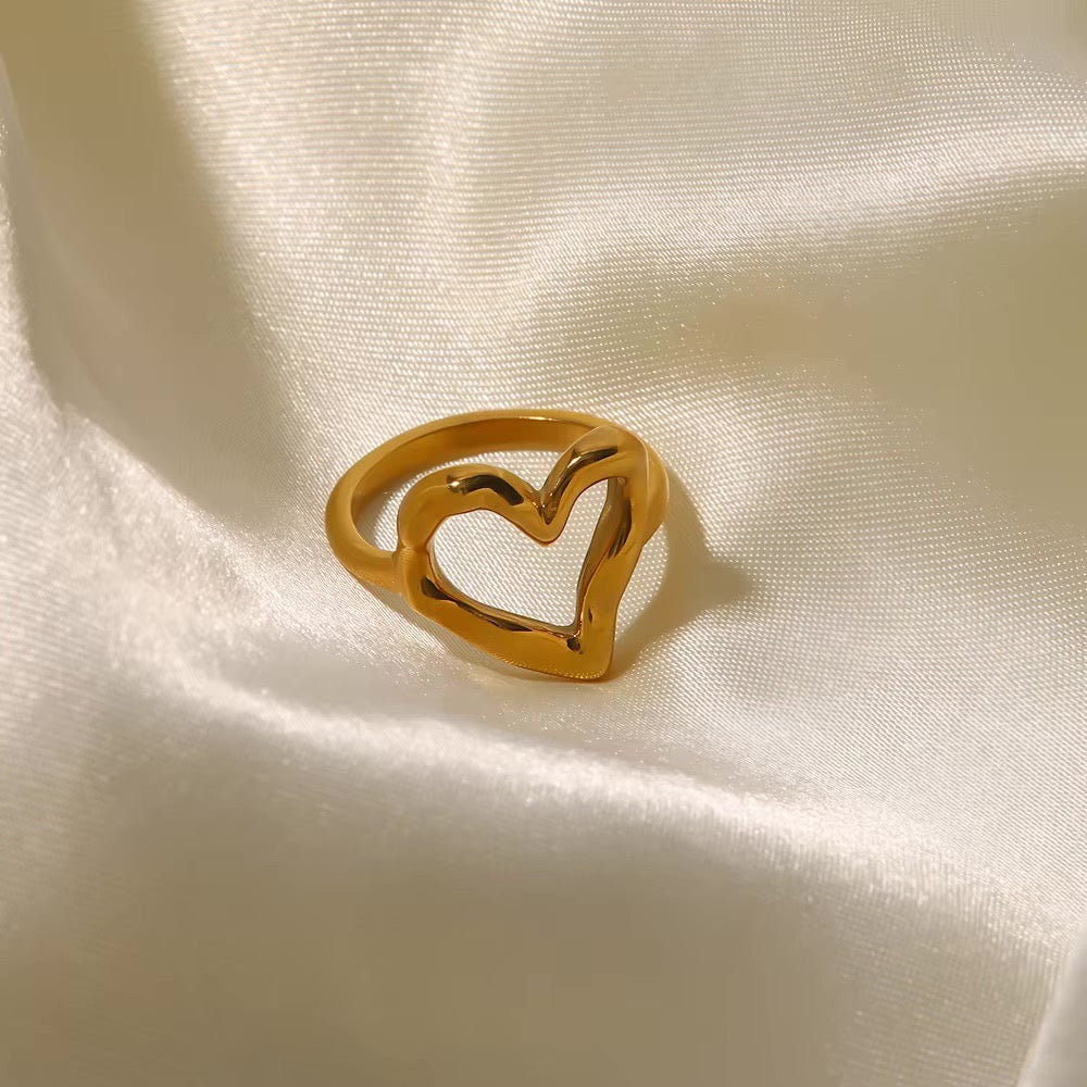 Luxurious Gold Heart Shape Engagement Ring
