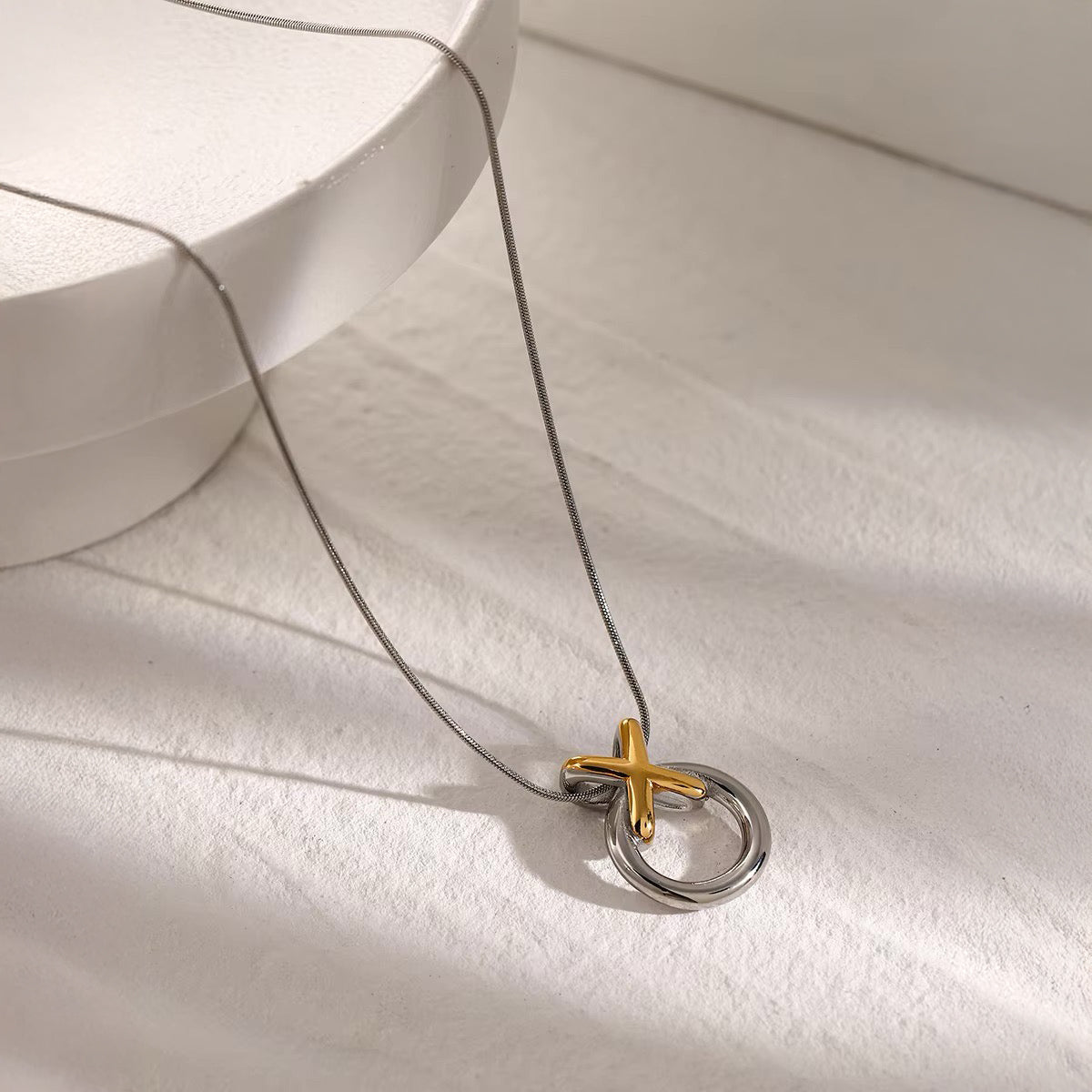 Elegant Bar Chain Kiss Necklace