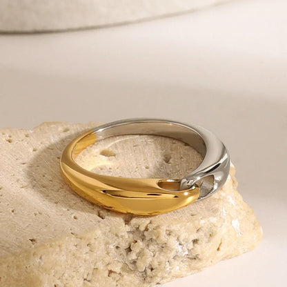 Elegant Classic Chain Buckle Ring
