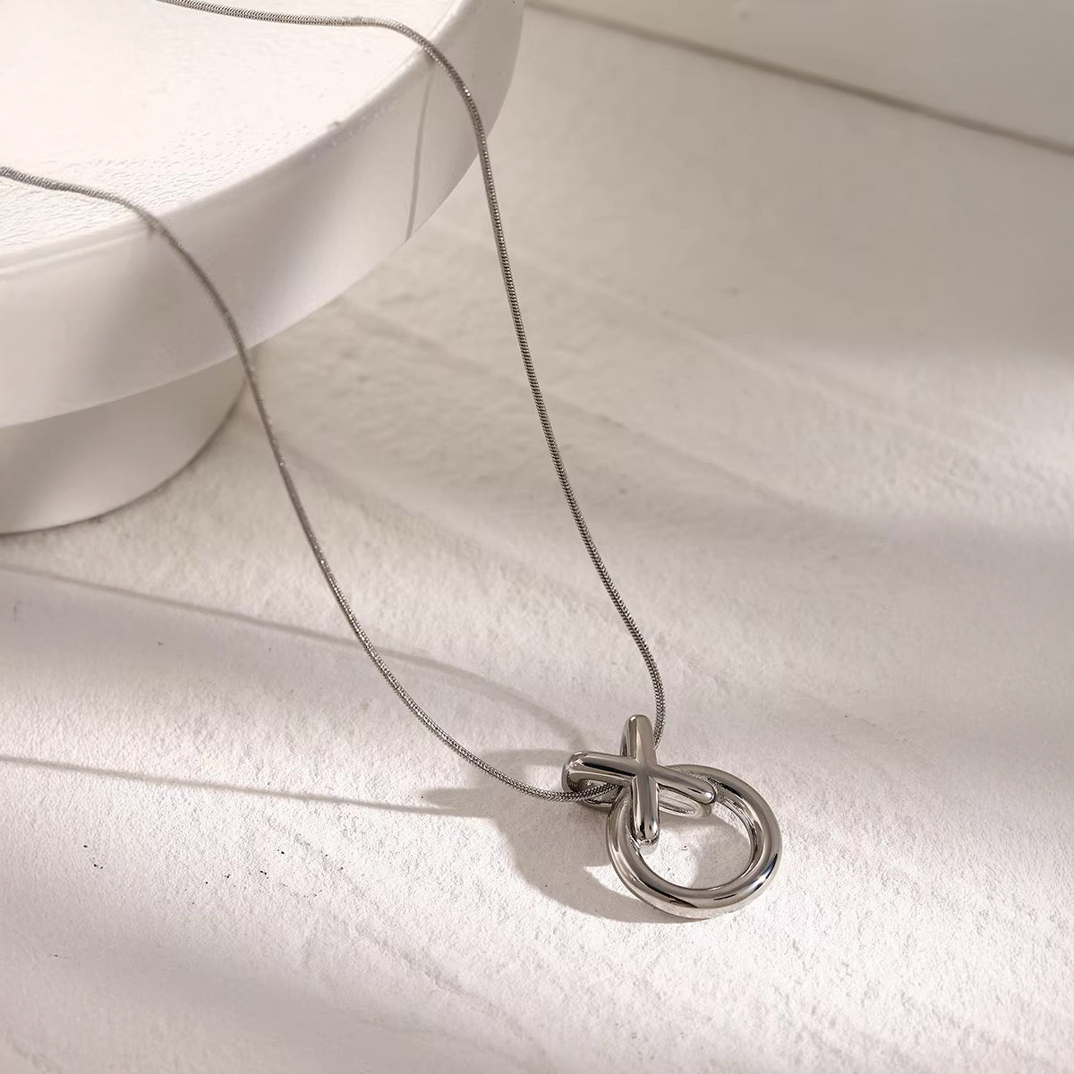 Elegant Bar Chain Kiss Necklace