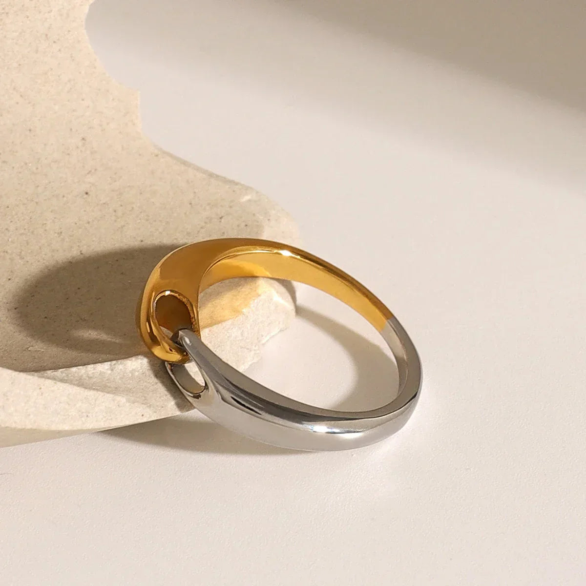Elegant Classic Chain Buckle Ring
