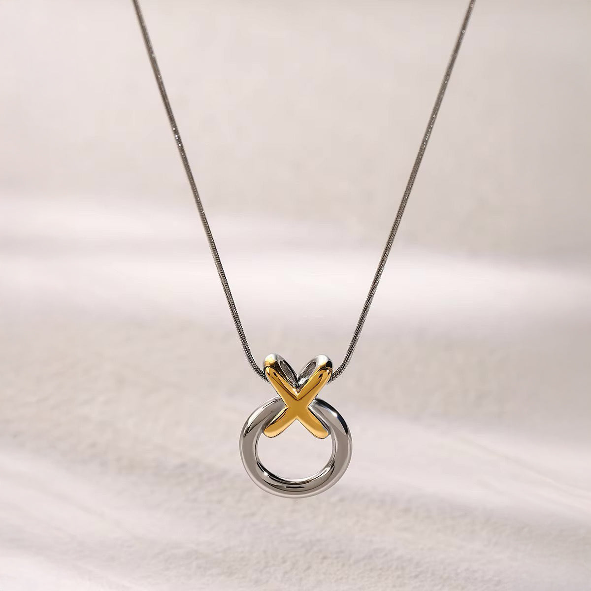 Elegant Bar Chain Kiss Necklace
