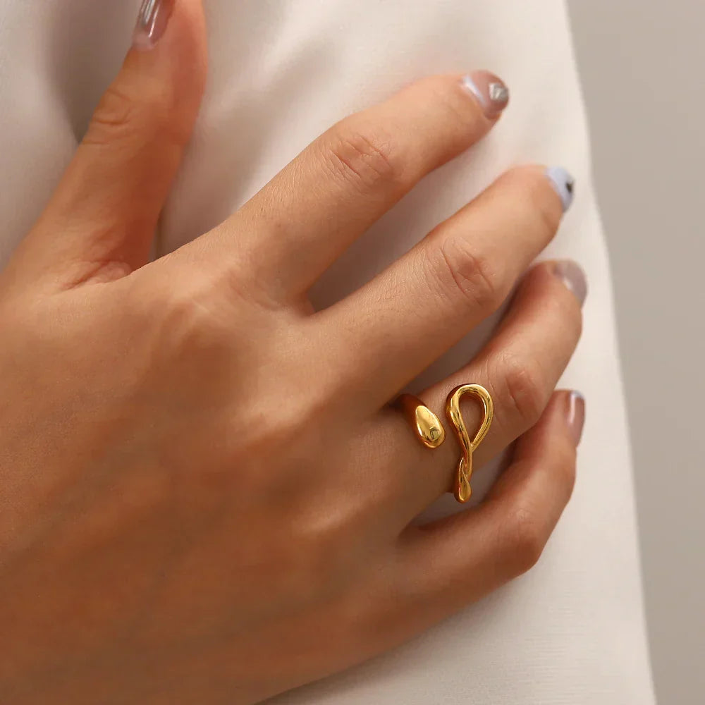 Elegant 18k Gold Curved Band Ring