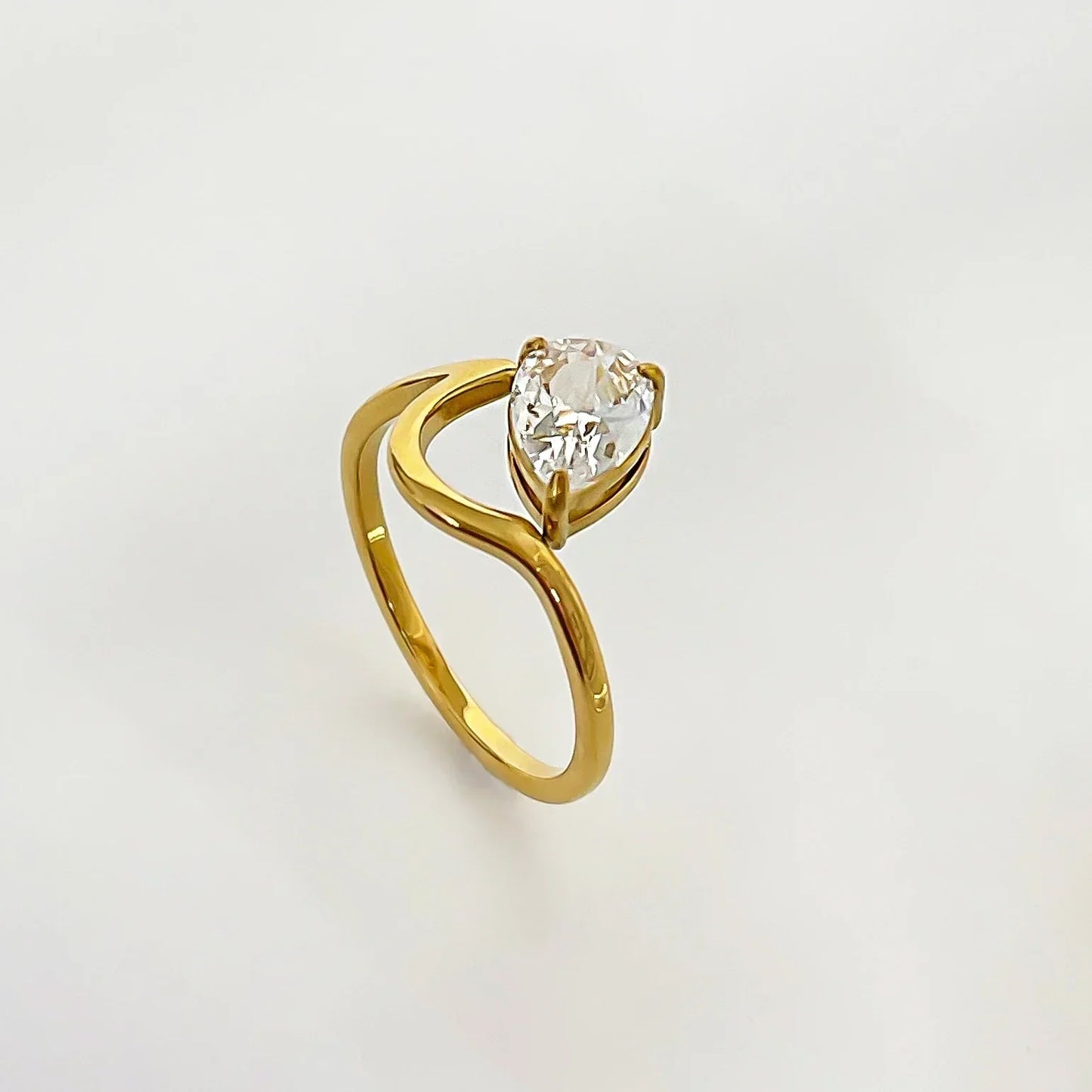 Luxurious 18k Gold Diamond Solitaire Engagement Ring
