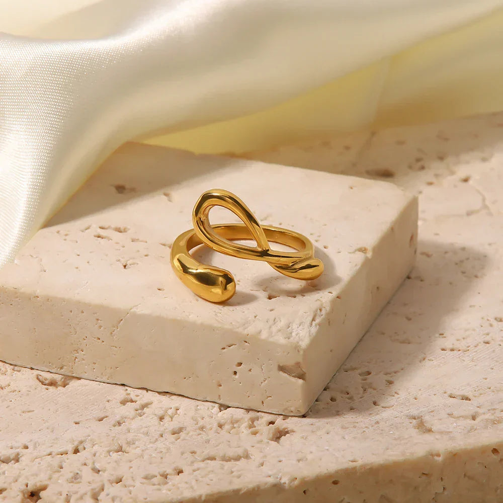 Elegant 18k Gold Curved Band Ring