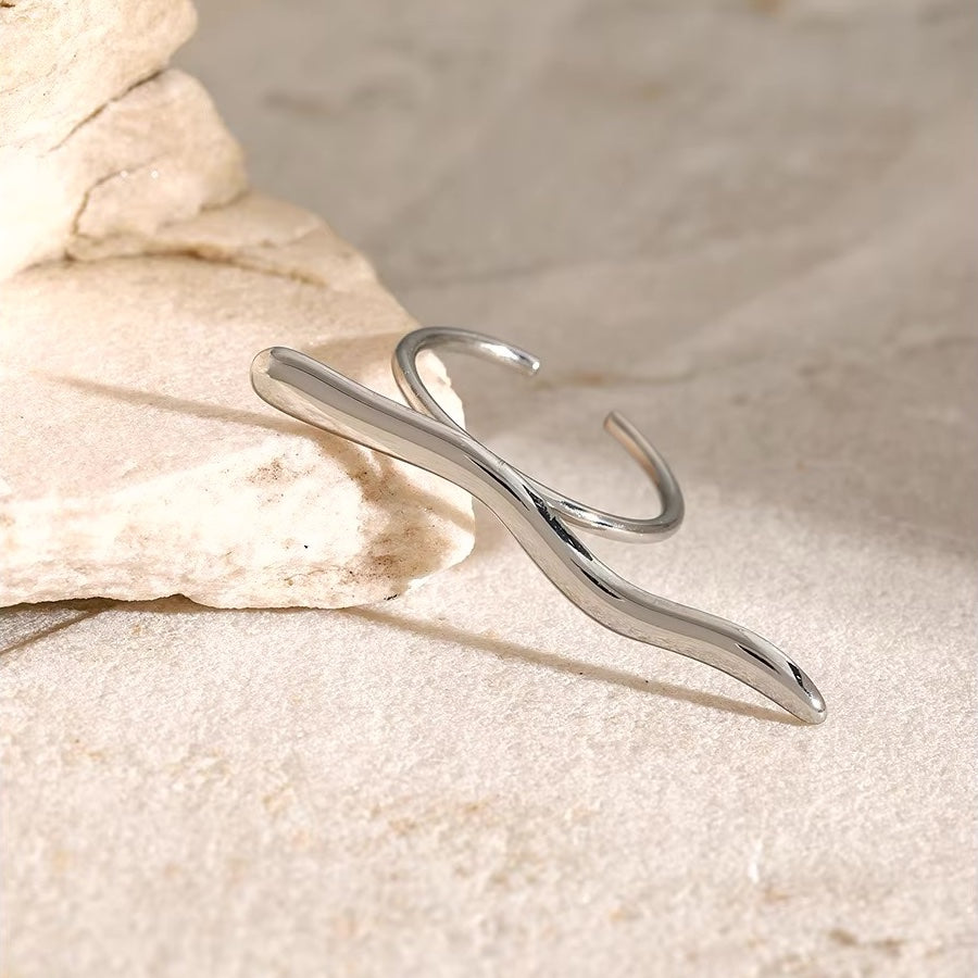 Stylish Wavy Patterned Ring