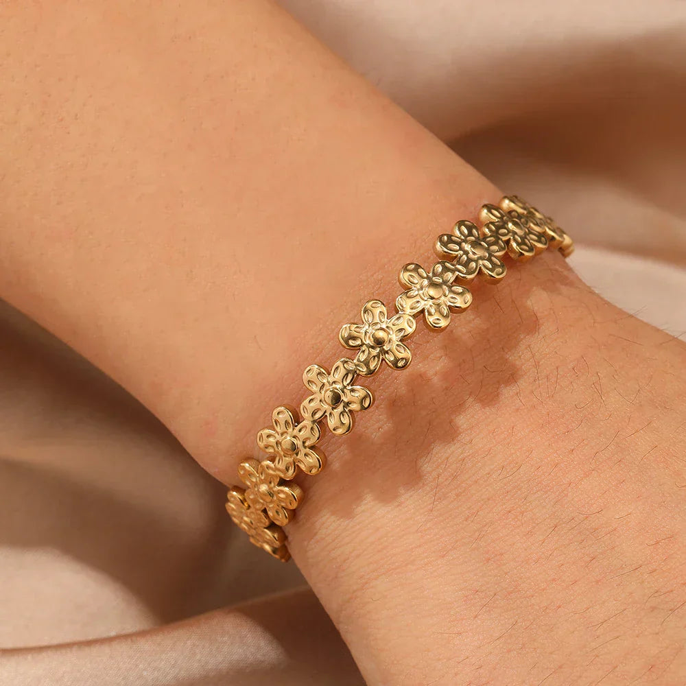 Fashionable Floral Design Bangle Bracelet - Luxicro