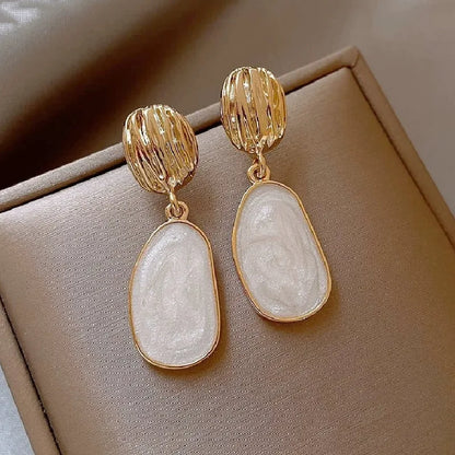 Elegant Golden Dangling Earrings