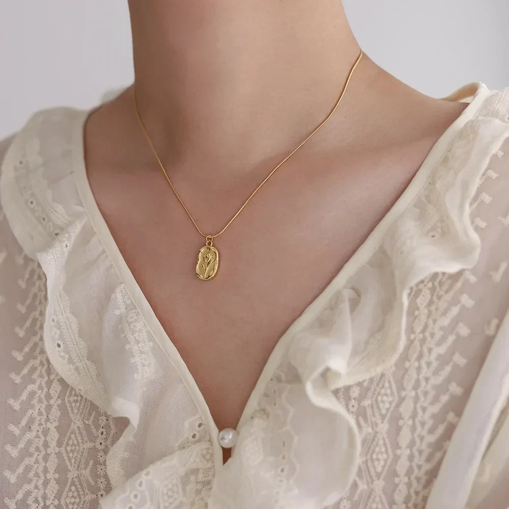 Dainty Floral Pendant Chain Necklace