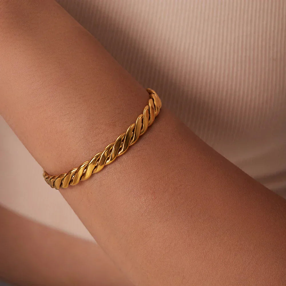 Elegant 18k Gold Plated Twist Bangle Bracelet - Luxicro