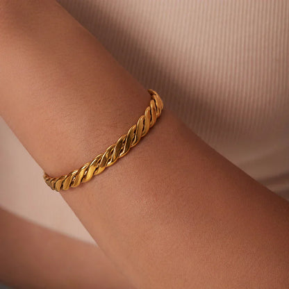 Elegant 18k Gold Plated Twist Bangle Bracelet - Luxicro