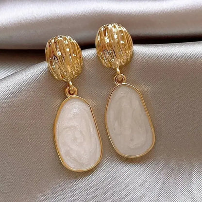 Elegant Golden Dangling Earrings