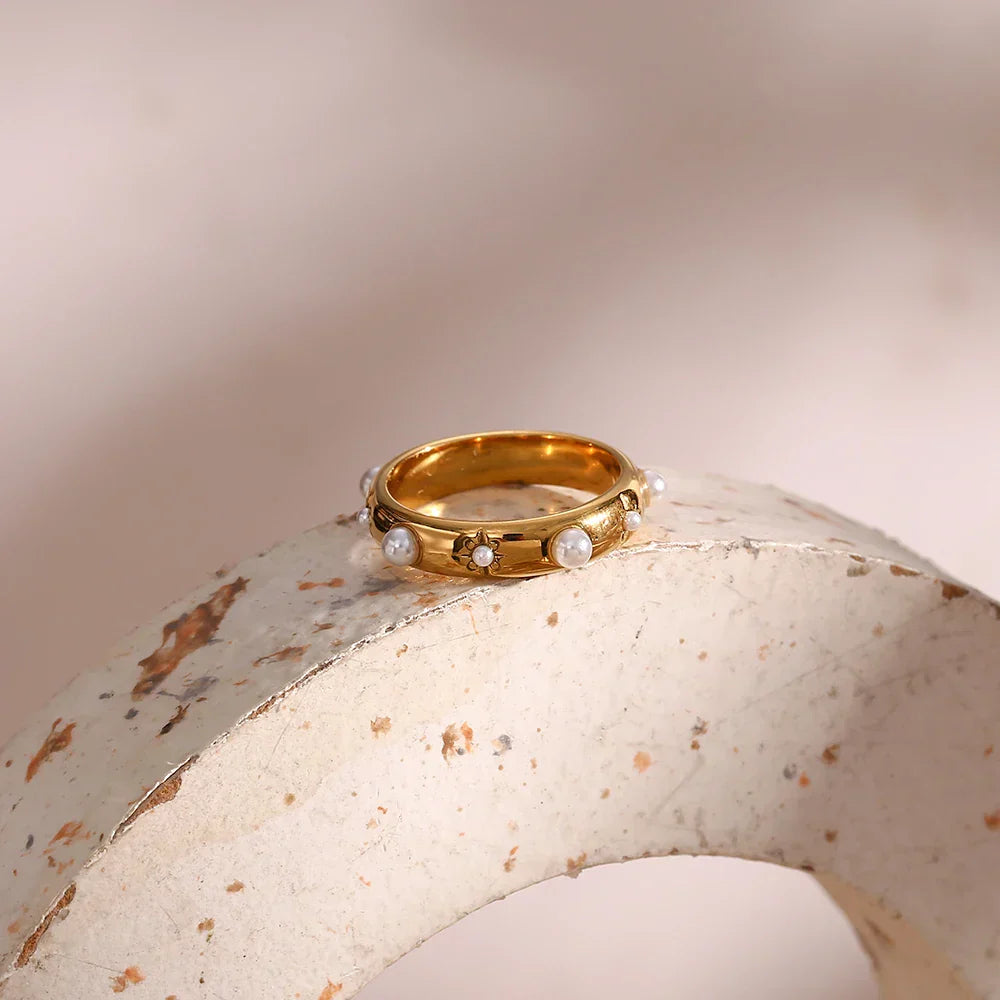 Glamorous Diamond Gold Engagement Ring