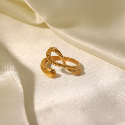 Elegant 18k Gold Curved Band Ring