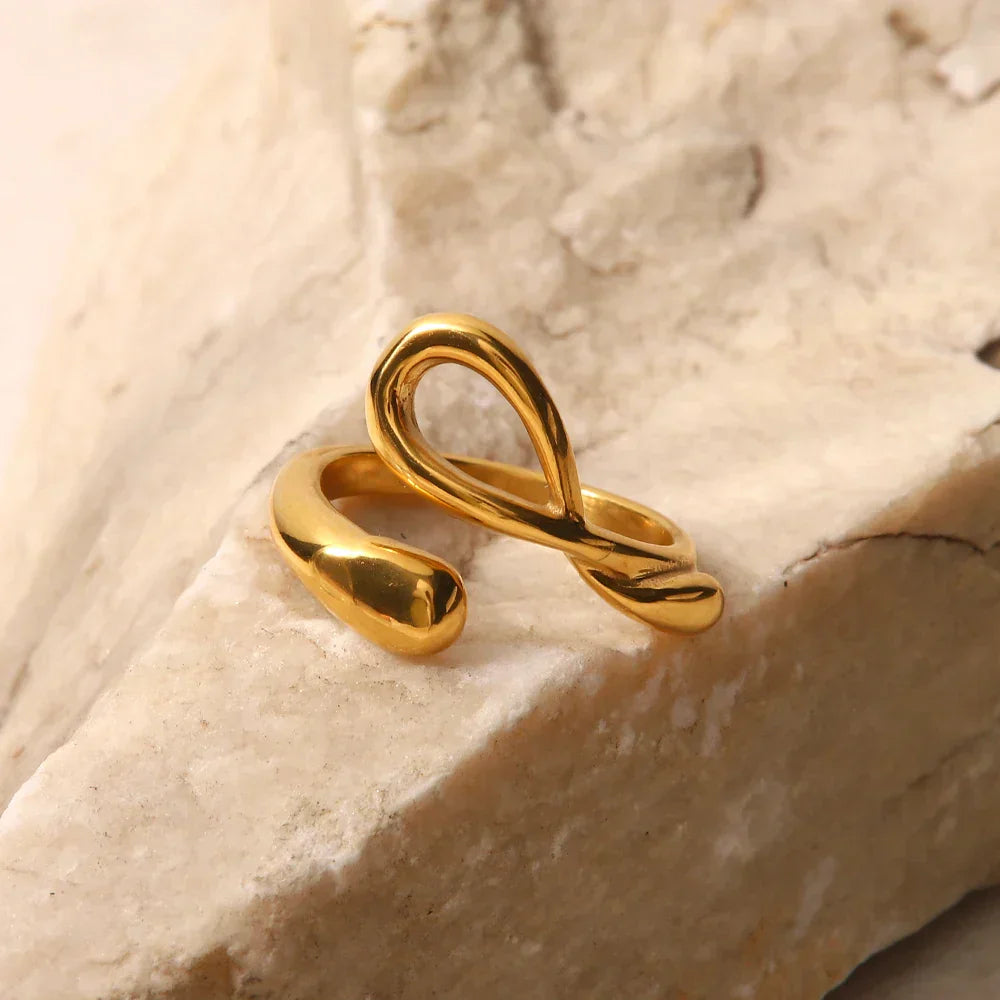 Elegant 18k Gold Curved Band Ring