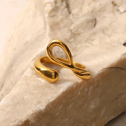 Elegant 18k Gold Curved Band Ring