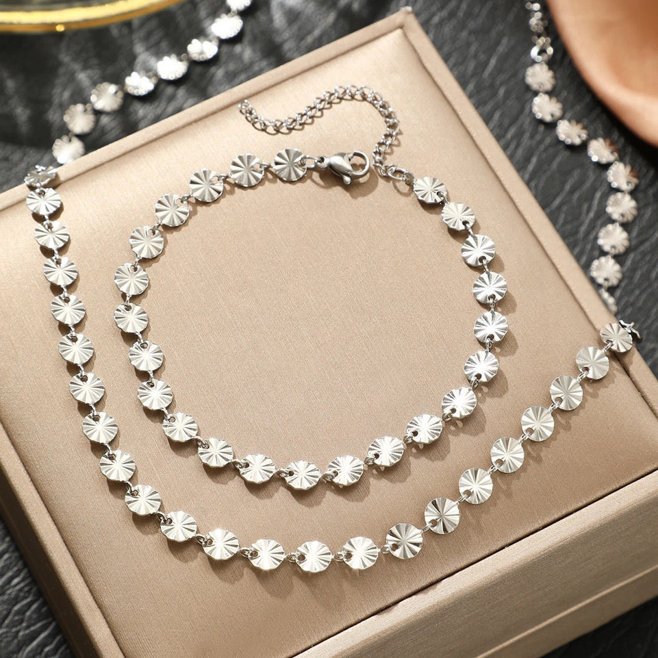 Stylish Circular Spiral Pendant Set