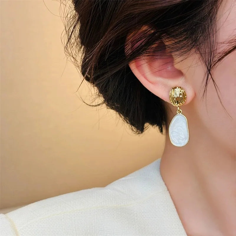 Elegant Golden Dangling Earrings