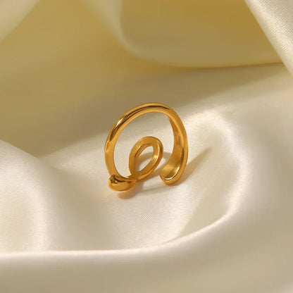 Elegant 18k Gold Curved Band Ring