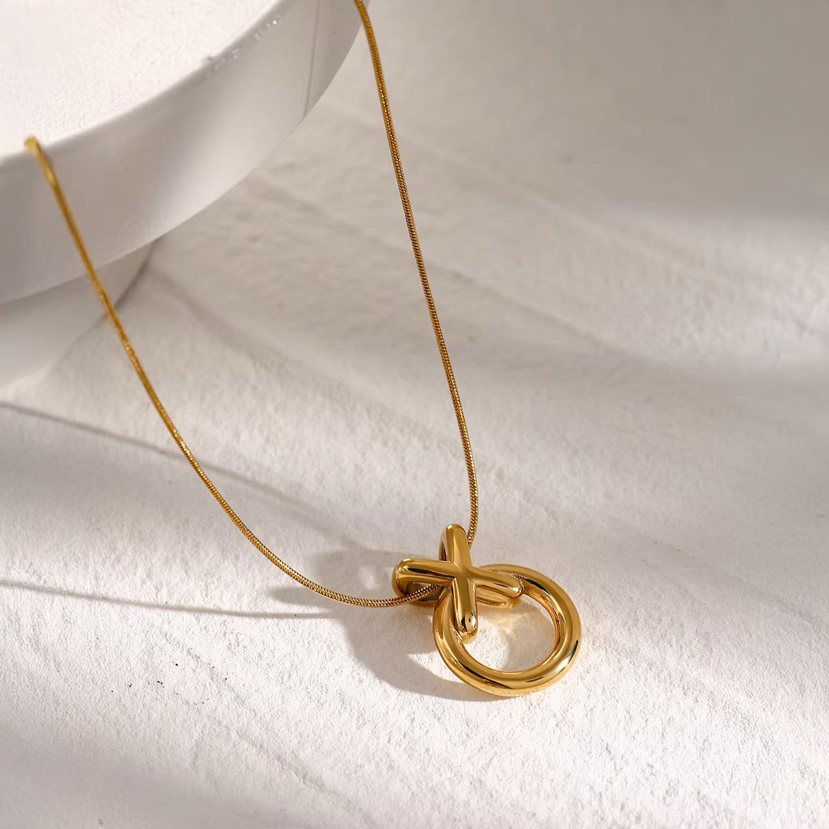 Elegant Bar Chain Kiss Necklace