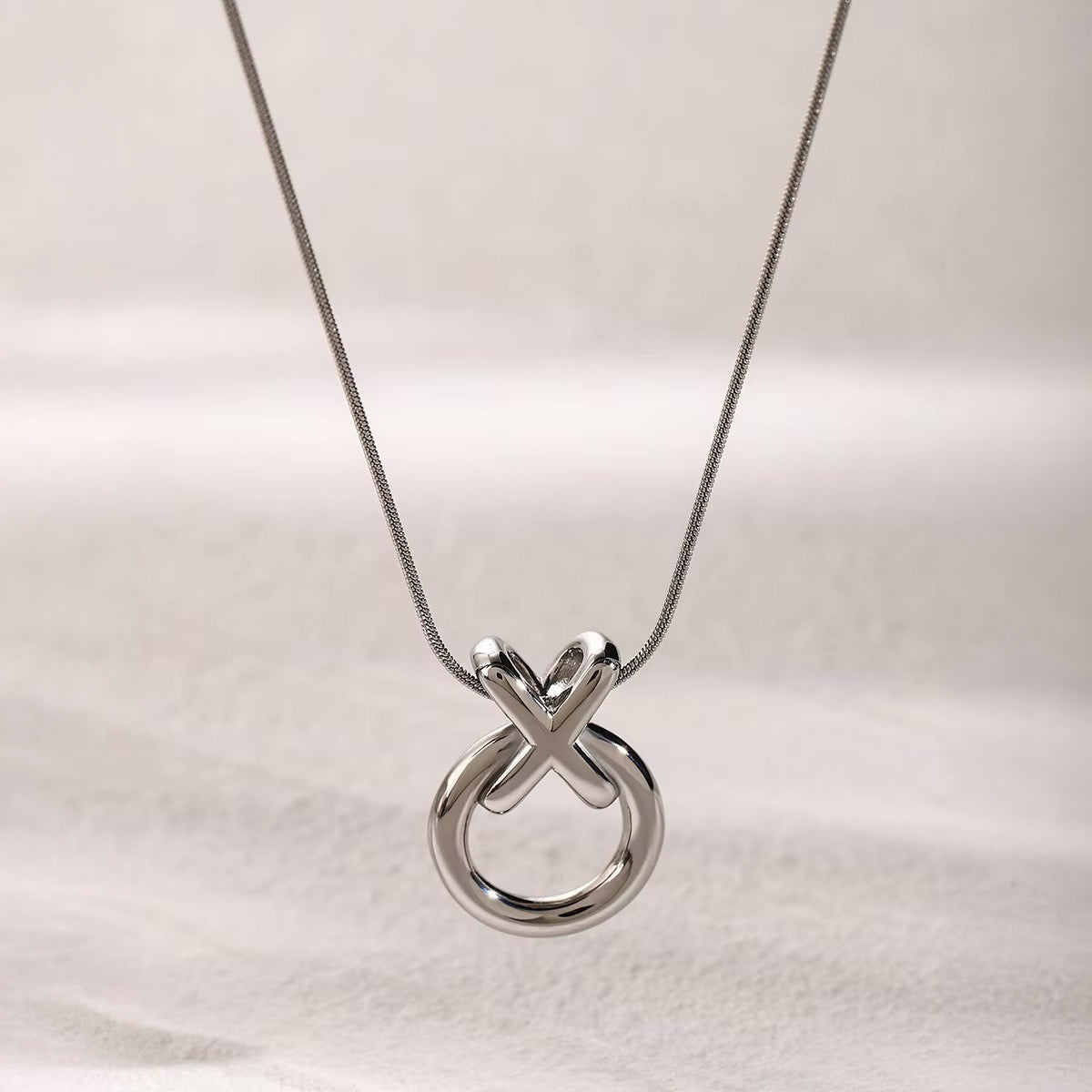 Elegant Bar Chain Kiss Necklace