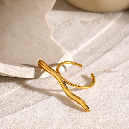 Stylish Wavy Patterned Ring