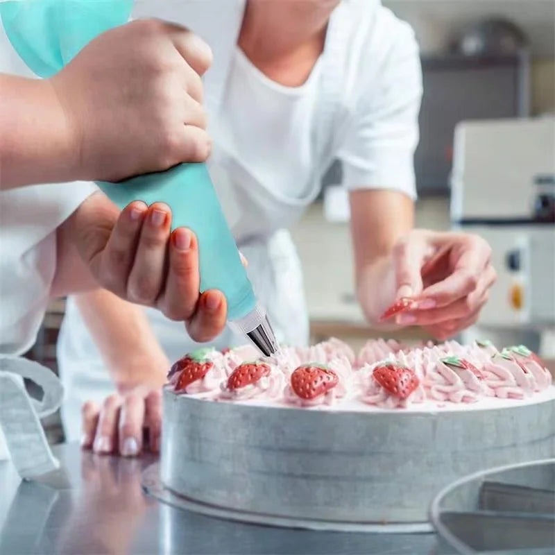 Simple Cake Decorating Kit | Reusable Piping Bags & Tips