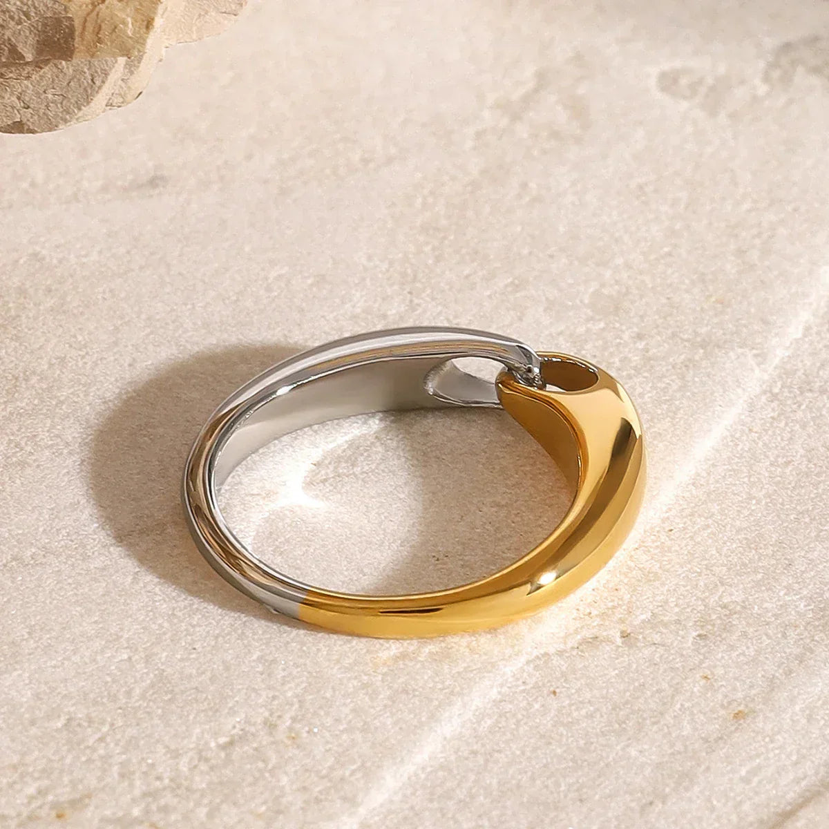 Elegant Classic Chain Buckle Ring
