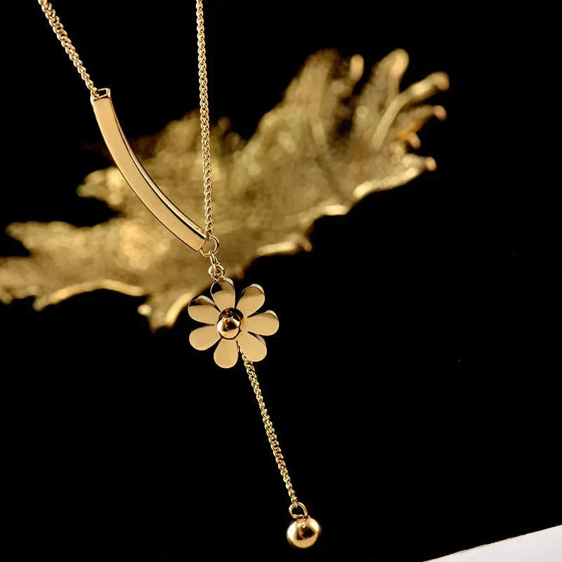 Dainty Floral Pendant Chain Necklace