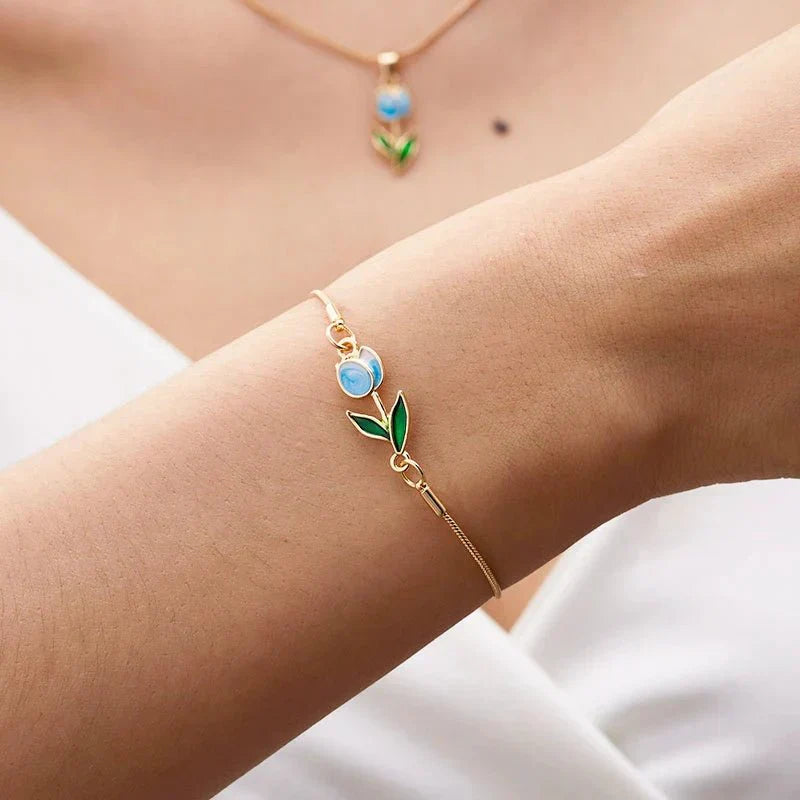 Beautiful Floral Tulip Accessory Set