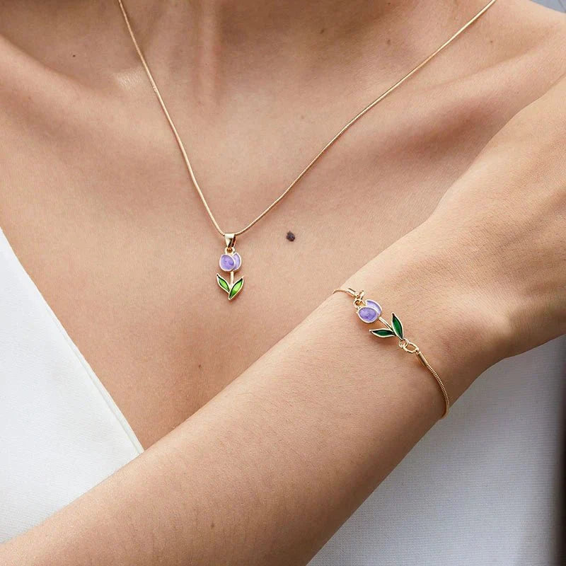 Beautiful Floral Tulip Accessory Set