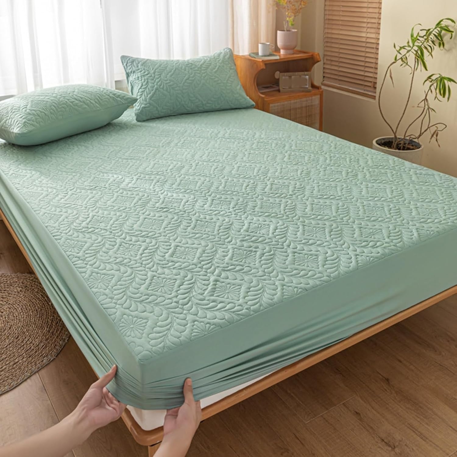 Breathable Fitted Mattress Protector - Waterproof Bed Cover - Luxicro